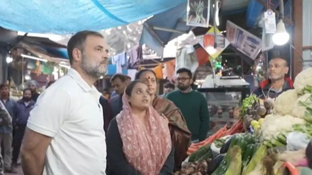 लहसुन कभी 40 था, आज 400 रुपये..., जब राहुल गांधी पहुंचे सब्जी मंडी; महिलाओं ने चाय पर बुलाया | VIDE0 लहसुन कभी 40 था, आज 400 रुपये..., जब राहुल गांधी पहुंचे सब्जी मंडी; महिलाओं ने चाय पर बुलाया | VIDE0
