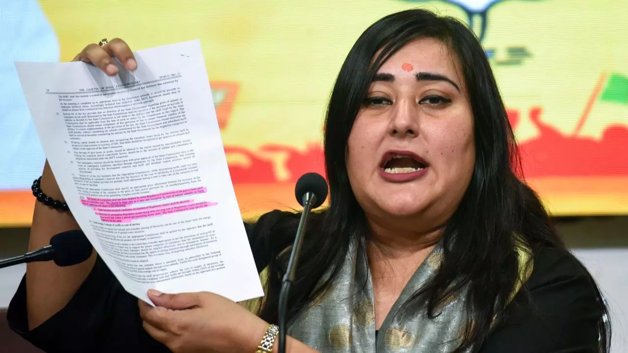 भ्रष्टाचार और पानी बदबूदार... केजरीवाल पर बांसुरी स्वराज के आरोप, संजीवनी योजना पर भी लग सकता है ग्रहण भ्रष्टाचार और पानी बदबूदार... केजरीवाल पर बांसुरी स्वराज के आरोप, संजीवनी योजना पर भी लग सकता है ग्रहण