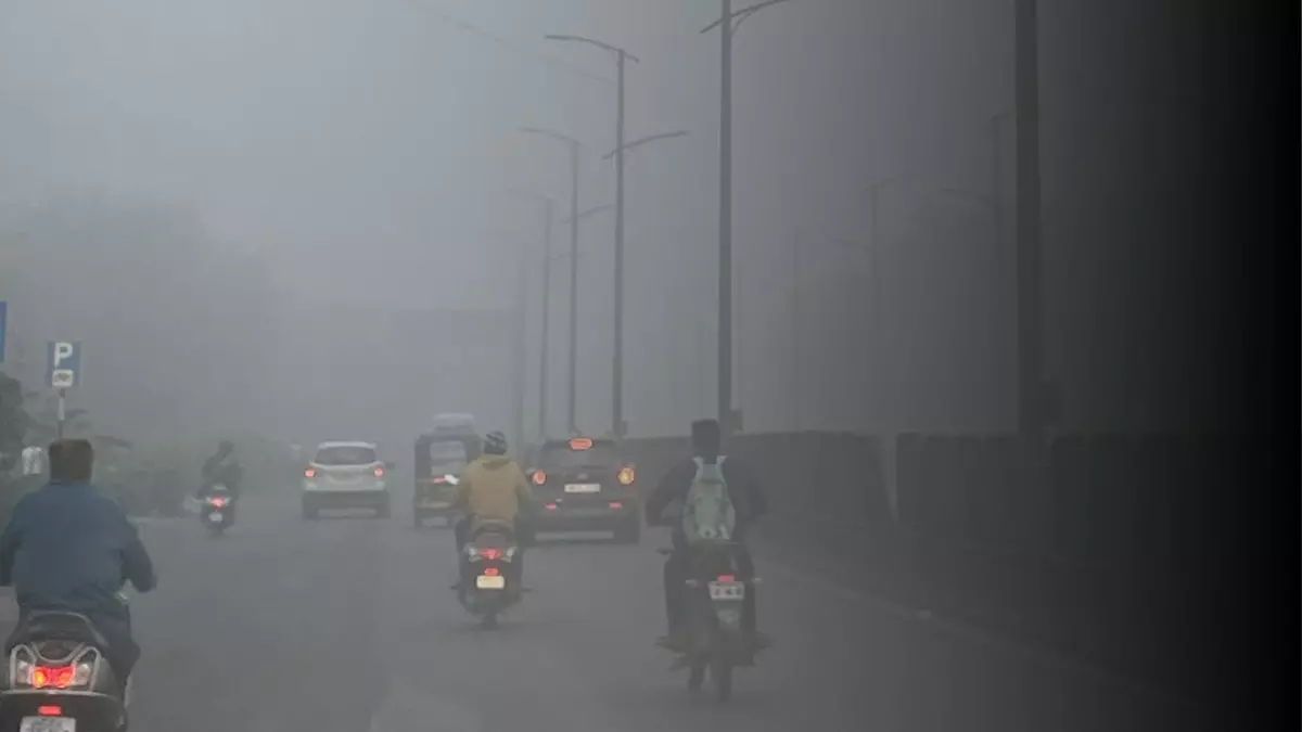 पहाड़ों में बर्फबारी से मैदानों में शीतलहर, दिल्ली NCR में ठिठुरन और प्रदूषण की दोहरी मार