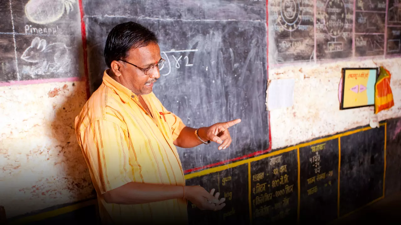 बिहार में पुरुष टीचर को मिली मैटरनिटी लीव, शिक्षा विभाग के कारनामे से लोटपोट हुए लोग