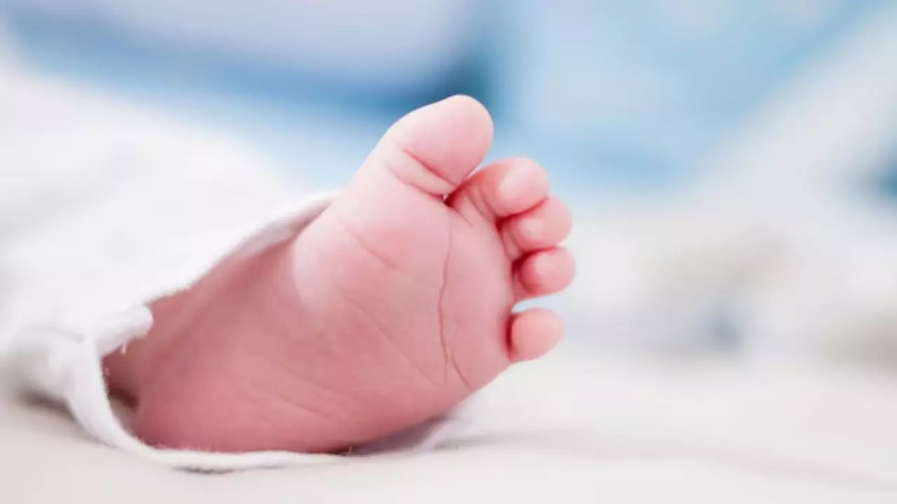 नाबालिग ने दिया बच्चे को जन्म, बदनामी के डर से अस्पताल से फरार हुए परिजन