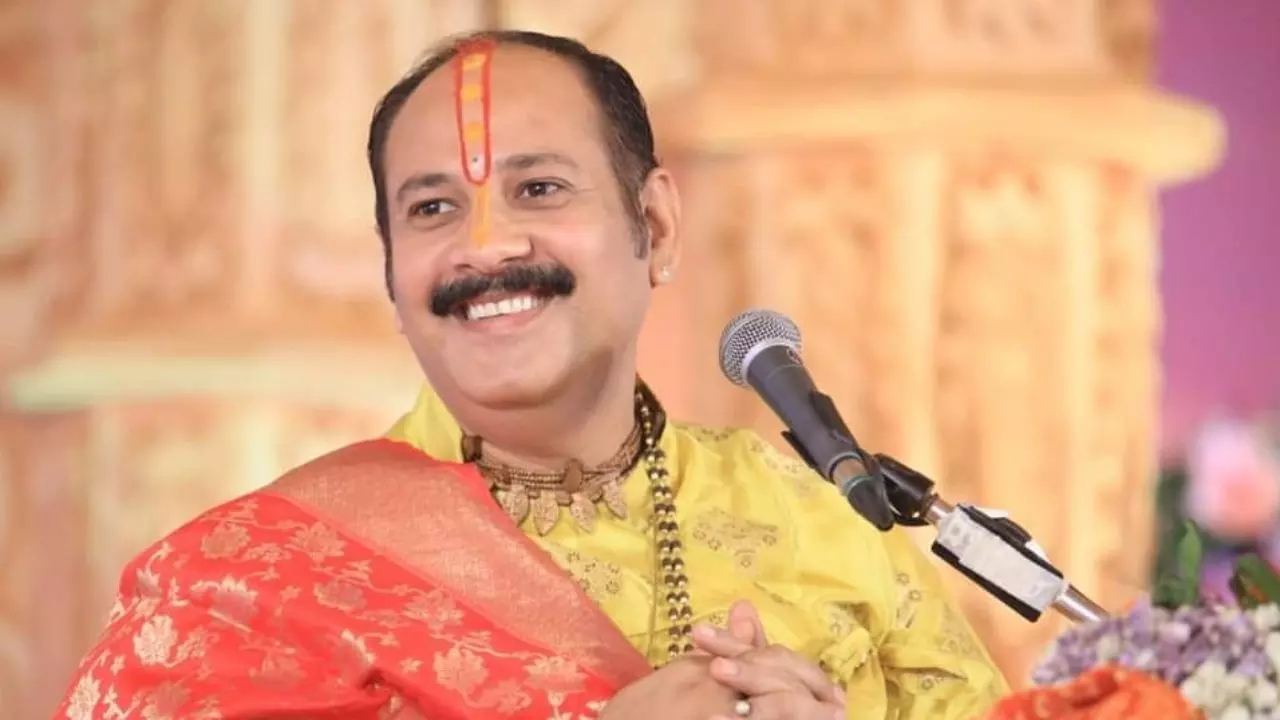 31 को खुलती है शराब की बोतल, कौन हैं क्रिसमस पर बच्चों को जोकर कहने वाले प्रदीप मिश्रा? देखें VIDEO