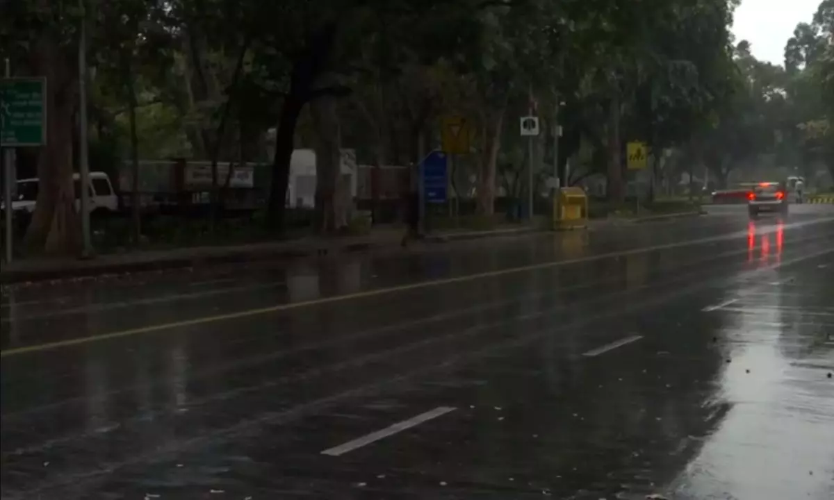 Weather: दिल्ली और उत्तर भारत में बदला मौसम का मिजाज: तेज बारिश, IMD ने  जारी किया अलर्ट