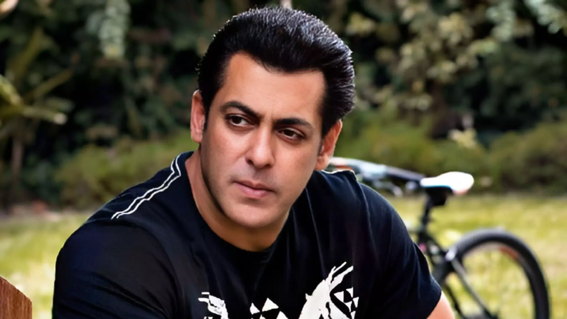 इस एक्ट्रेस के घर के बाहर Salman Khan ने किया था रात 3 बजे हंगामा, 17वीं मंजिल से कूदने को थे तैयार इस एक्ट्रेस के घर के बाहर Salman Khan ने किया था रात 3 बजे हंगामा, 17वीं मंजिल से कूदने को थे तैयार