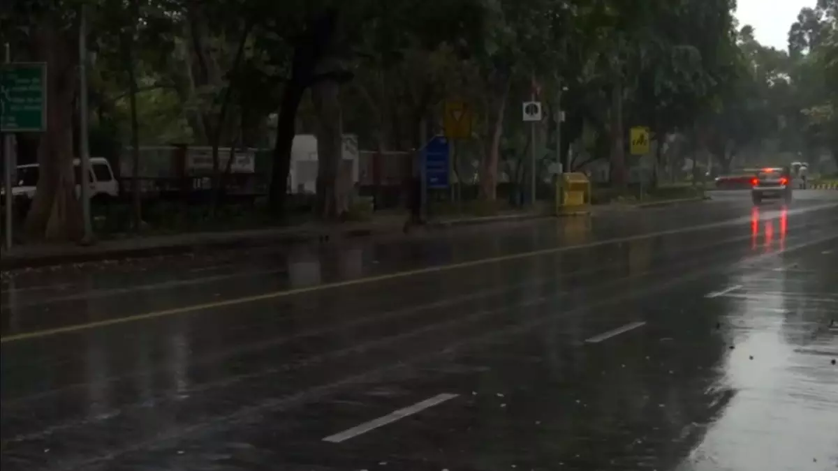 Weather: दिल्ली और उत्तर भारत में बदला मौसम का मिजाज: तेज बारिश, IMD ने  जारी किया अलर्ट