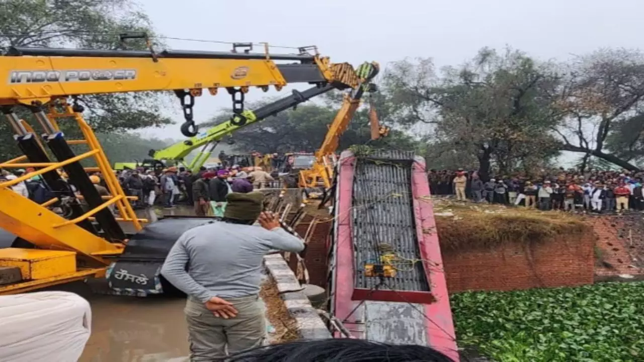 पंजाब के बठिंडा में नाले में गिरी बस, 8 लोगों की हुई मौत; दहशत के 5 Video