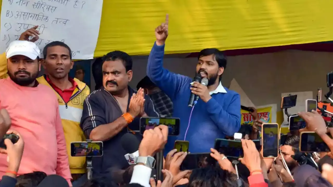 खान सर का ही क्यों विरोध करने लगे प्रदर्शनकारी छात्र, जानिए कारण खान सर का ही क्यों विरोध करने लगे प्रदर्शनकारी छात्र, जानिए कारण