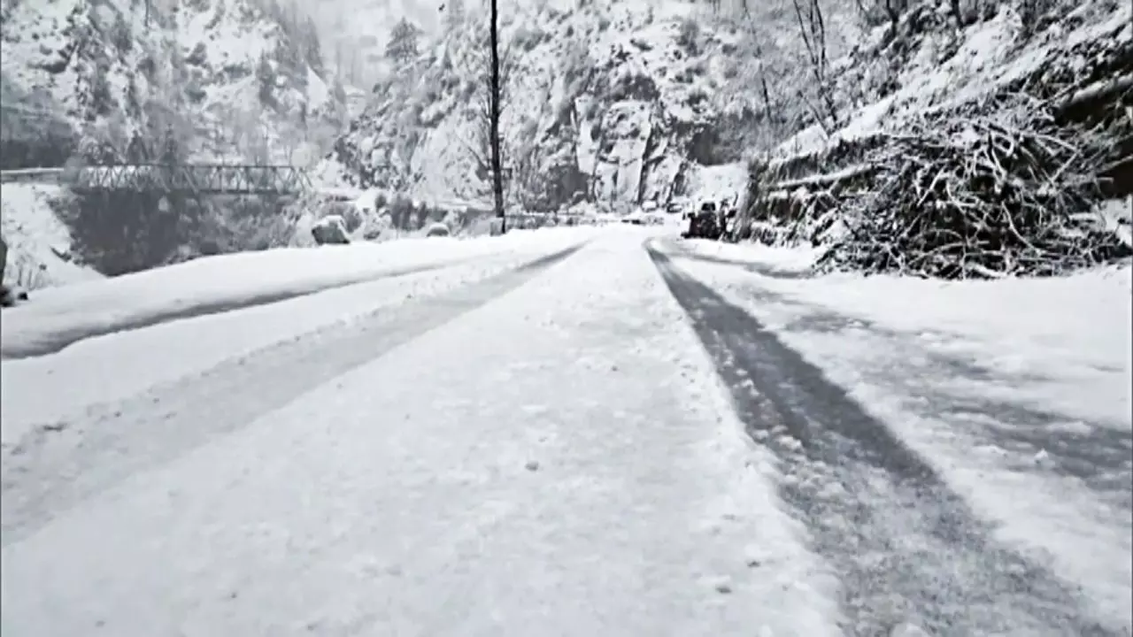 बर्फ की चादर में लिपटा जम्मू-कश्मीर, लोगों ने उठाया स्नोफॉल का लुत्फ; देखें बर्फबारी के 5 Video