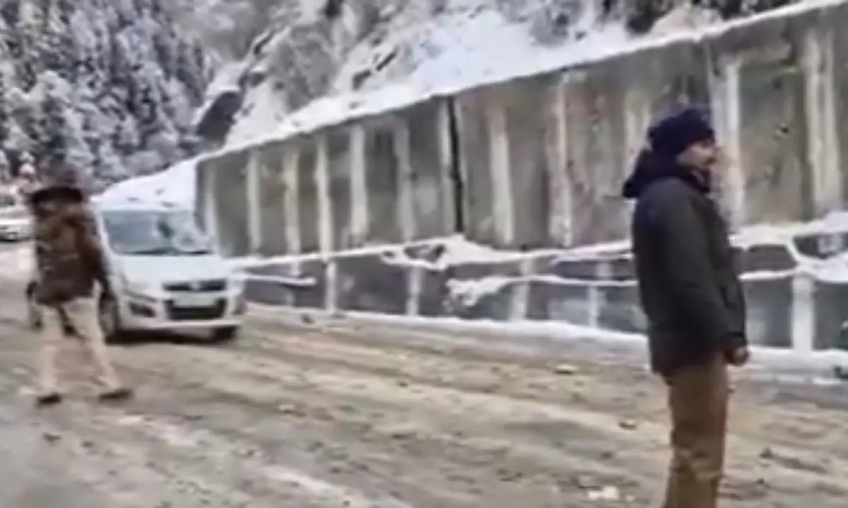 पश्चिमी हिमालय में बर्फबारी और स्नोफॉल से रास्ते बंद, उत्तर भारत में हुई रिकॉर्ड तोड़ बारिश, ठंड से ठिठुरे लोग