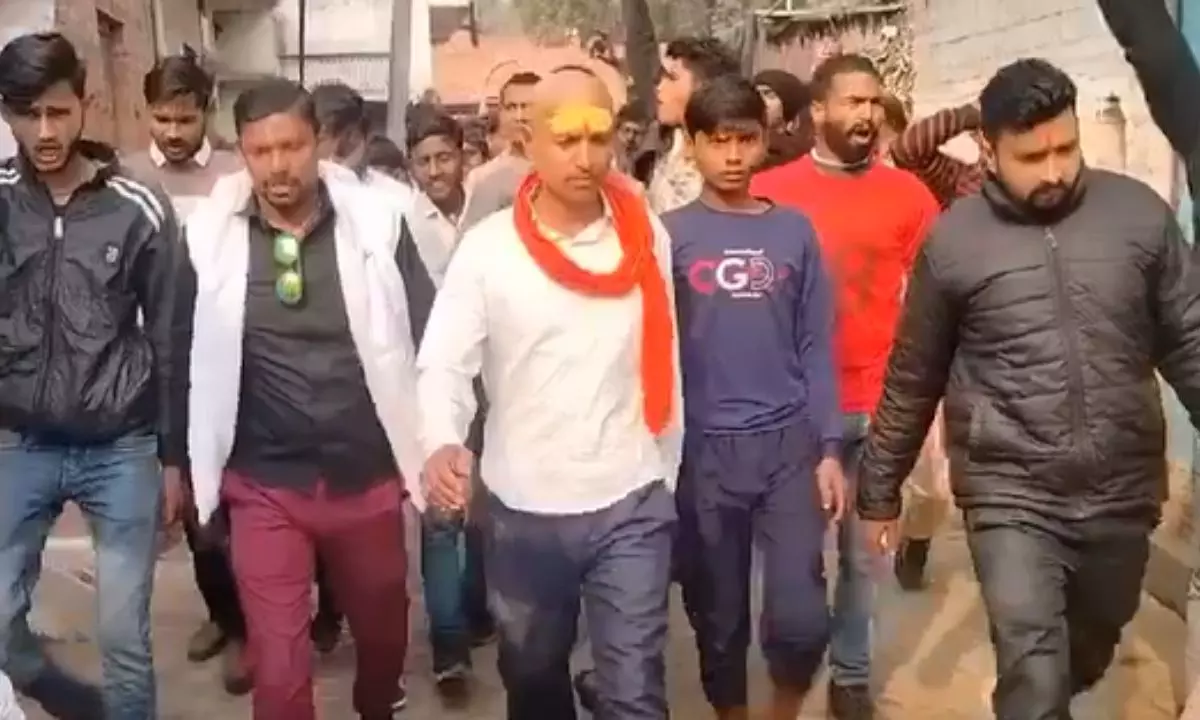 धर्मांतरण का आरोप लगाकर मारपीट, सिर मुंडवाया और पूरे गांव में घुमाया, वीडियो हुआ वायरल धर्मांतरण का आरोप लगाकर मारपीट, सिर मुंडवाया और पूरे गांव में घुमाया, वीडियो हुआ वायरल