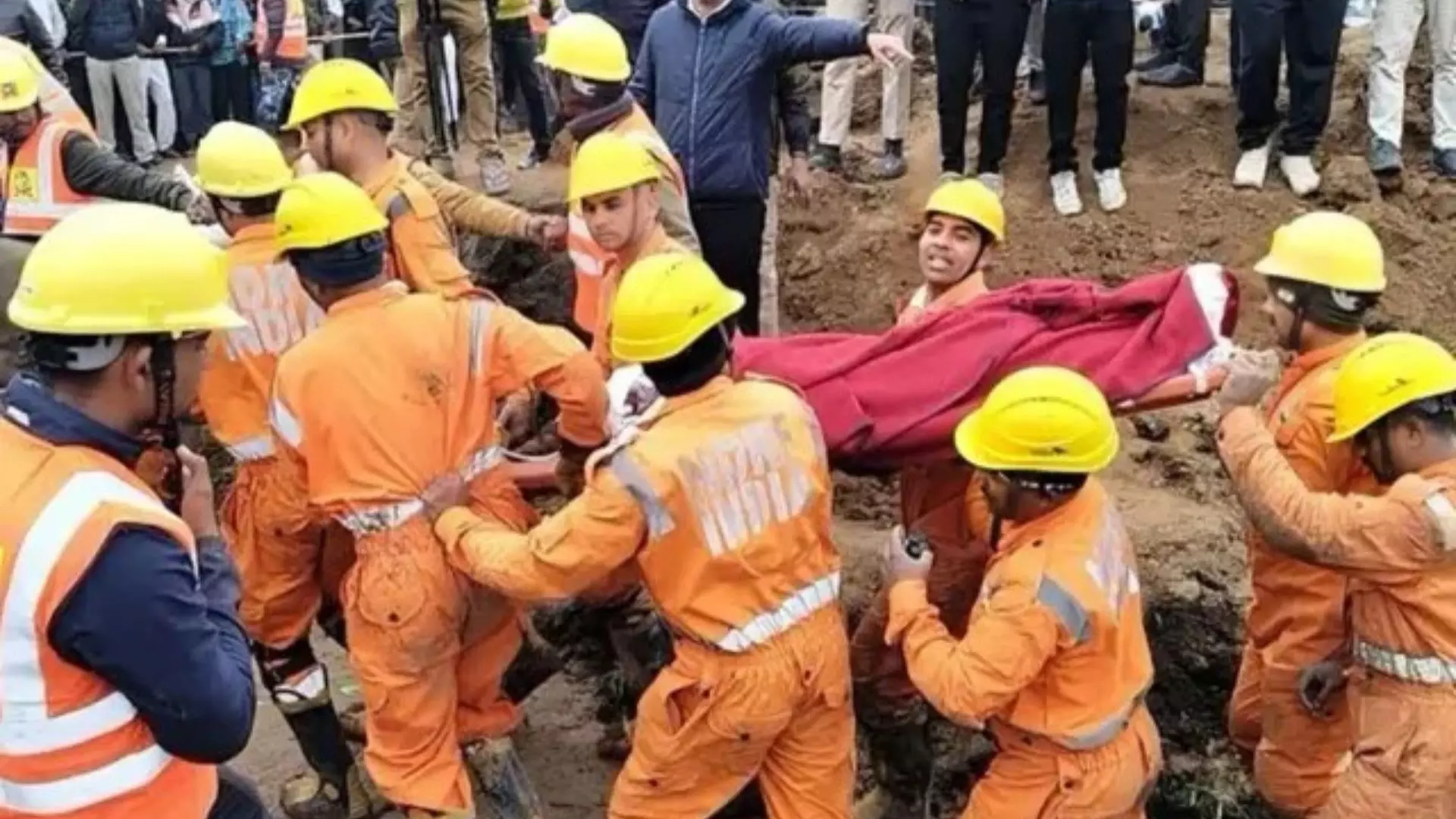 39 फीट गहरे बोरवेल में 16 घंटे तक फंसा था बच्चा, एनडीआरएफ की मदद से बाहर निकलते ही तोड़ा दम 39 फीट गहरे बोरवेल में 16 घंटे तक फंसा था बच्चा, एनडीआरएफ की मदद से बाहर निकलते ही तोड़ा दम