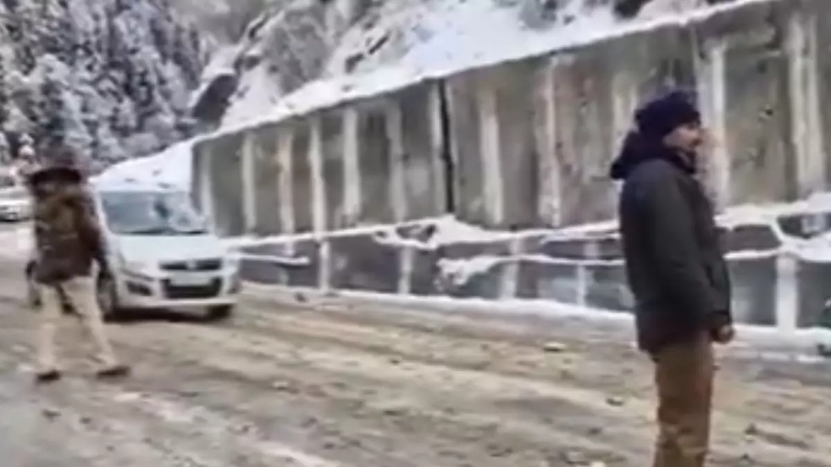 पश्चिमी हिमालय में बर्फबारी और स्नोफॉल से रास्ते बंद, उत्तर भारत में हुई रिकॉर्ड तोड़ बारिश, ठंड से ठिठुरे लोग