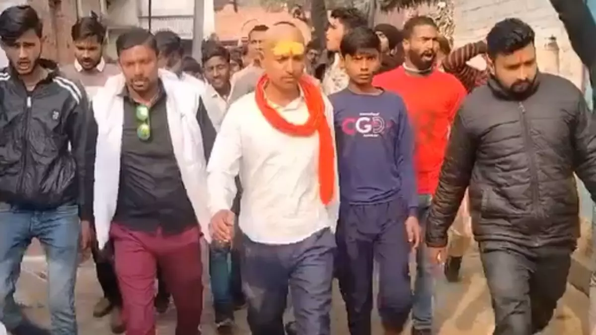 धर्मांतरण का आरोप लगाकर मारपीट, सिर मुंडवाया और पूरे गांव में घुमाया, वीडियो हुआ वायरल