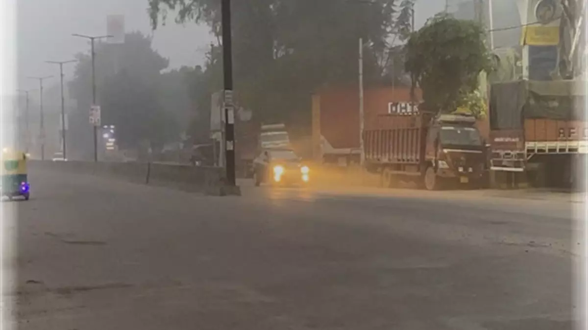 दिल्ली-UP में बारिश से बढ़ी कोल्डवेव के साथ ठिठुरन, पहाड़ी इलाकों बर्फबारी से बुरा हाल | VIDEO