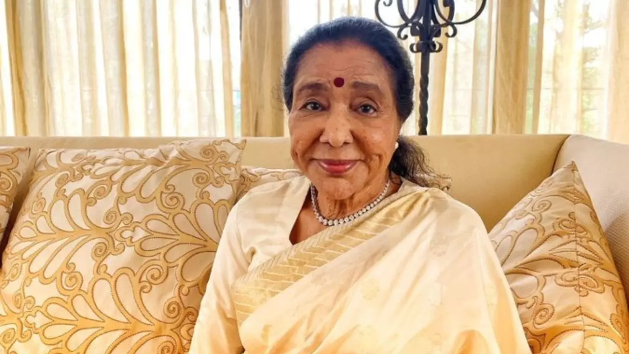 91 साल की उम्र Asha Bhosle का तौबा तौबा पर हुक स्टेप, दुबई कॉन्सर्ट से वायरल हुआ वीडियो