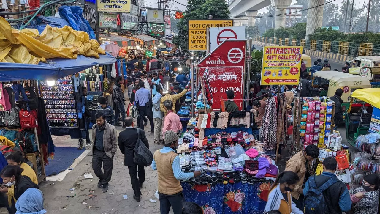 लाखों में दुकान का करिया, सस्ते में मिलता सामान, ऐसी है नोएडा की अट्टा मार्केट, कौन है मालिक?
