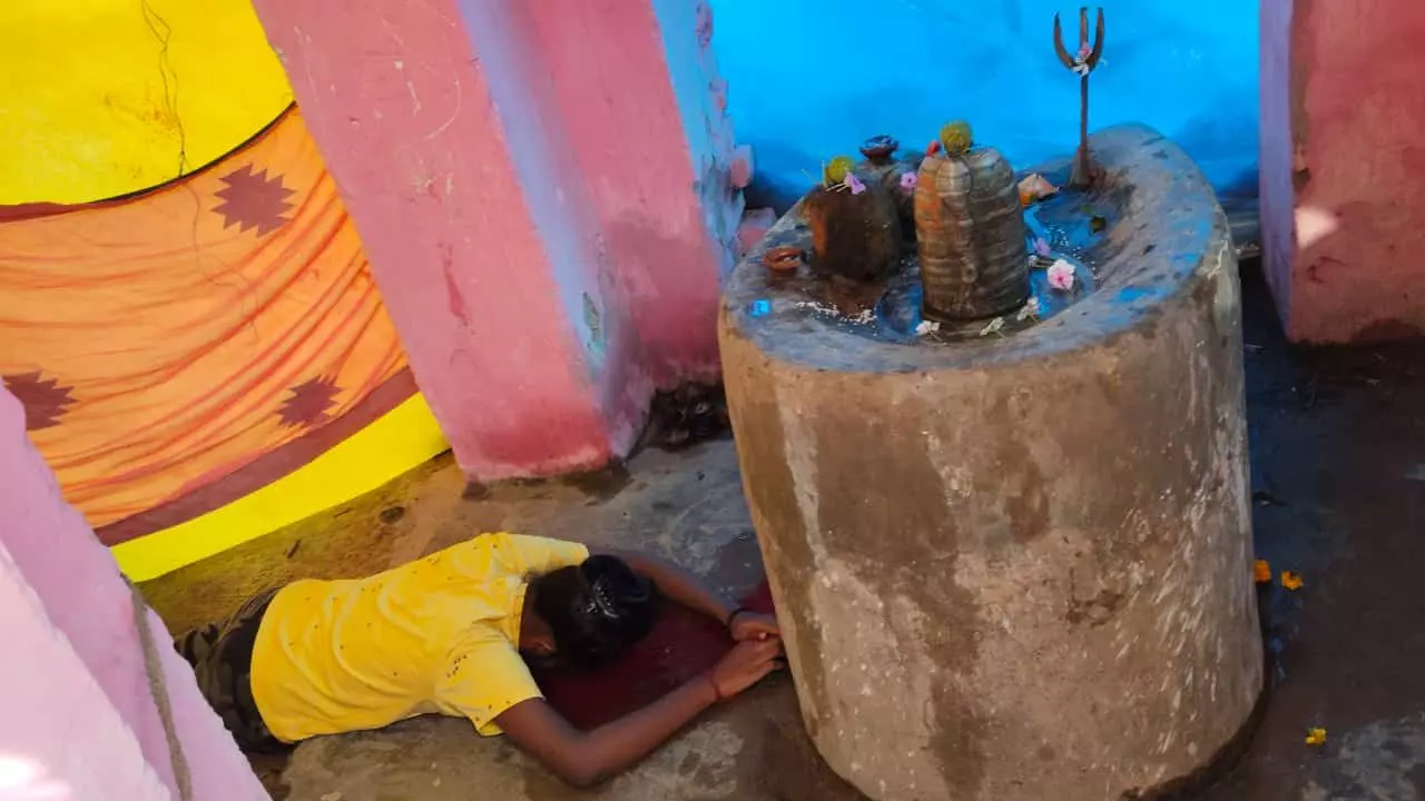 उठी तो सबका मर्डर होगा, जीभ काटकर शिवलिंग के सामने पूजा करने लगी 16 साल की लड़की उठी तो सबका मर्डर होगा, जीभ काटकर शिवलिंग के सामने पूजा करने लगी 16 साल की लड़की