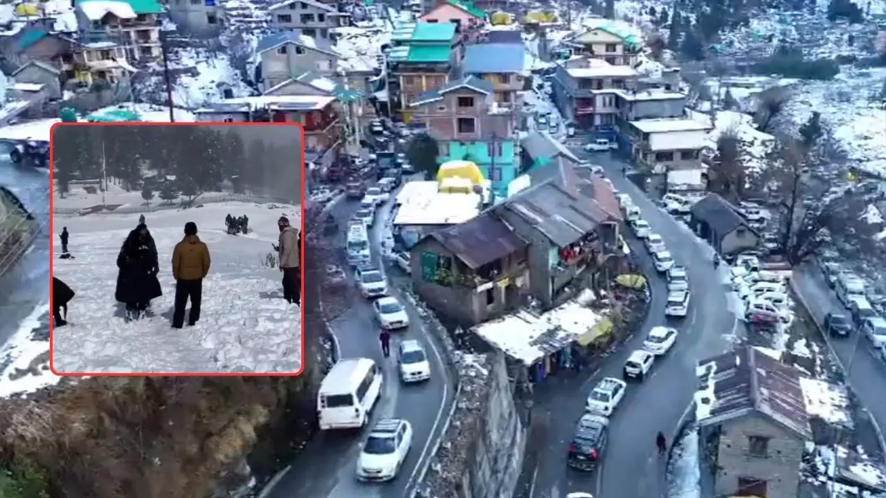 पहाड़ों में बर्फ़बारी के बीच आइस स्केटिंग और पैराग्लाइडिंग कर रहे पर्यटक, देखें वायरल वीडियो