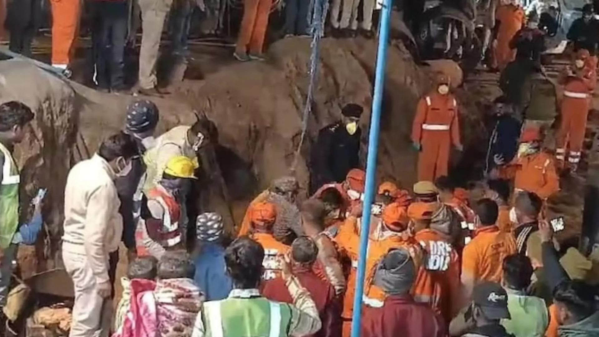 700 फीट के बोरवेल में फंसी थी तीन साल की चेतना, बाहर निकलते बच्ची ने तोड़ा दम 700 फीट के बोरवेल में फंसी थी तीन साल की चेतना, बाहर निकलते बच्ची ने तोड़ा दम