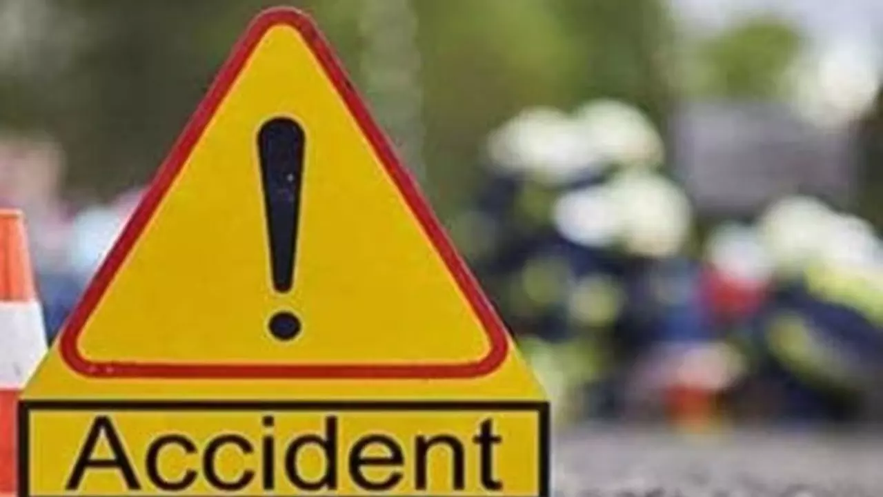 राजस्थान के दौसा में बस ने मारी ट्रॉली को टक्कर, 3 लोगों की मौत 20 घायल राजस्थान के दौसा में बस ने मारी ट्रॉली को टक्कर, 3 लोगों की मौत 20 घायल