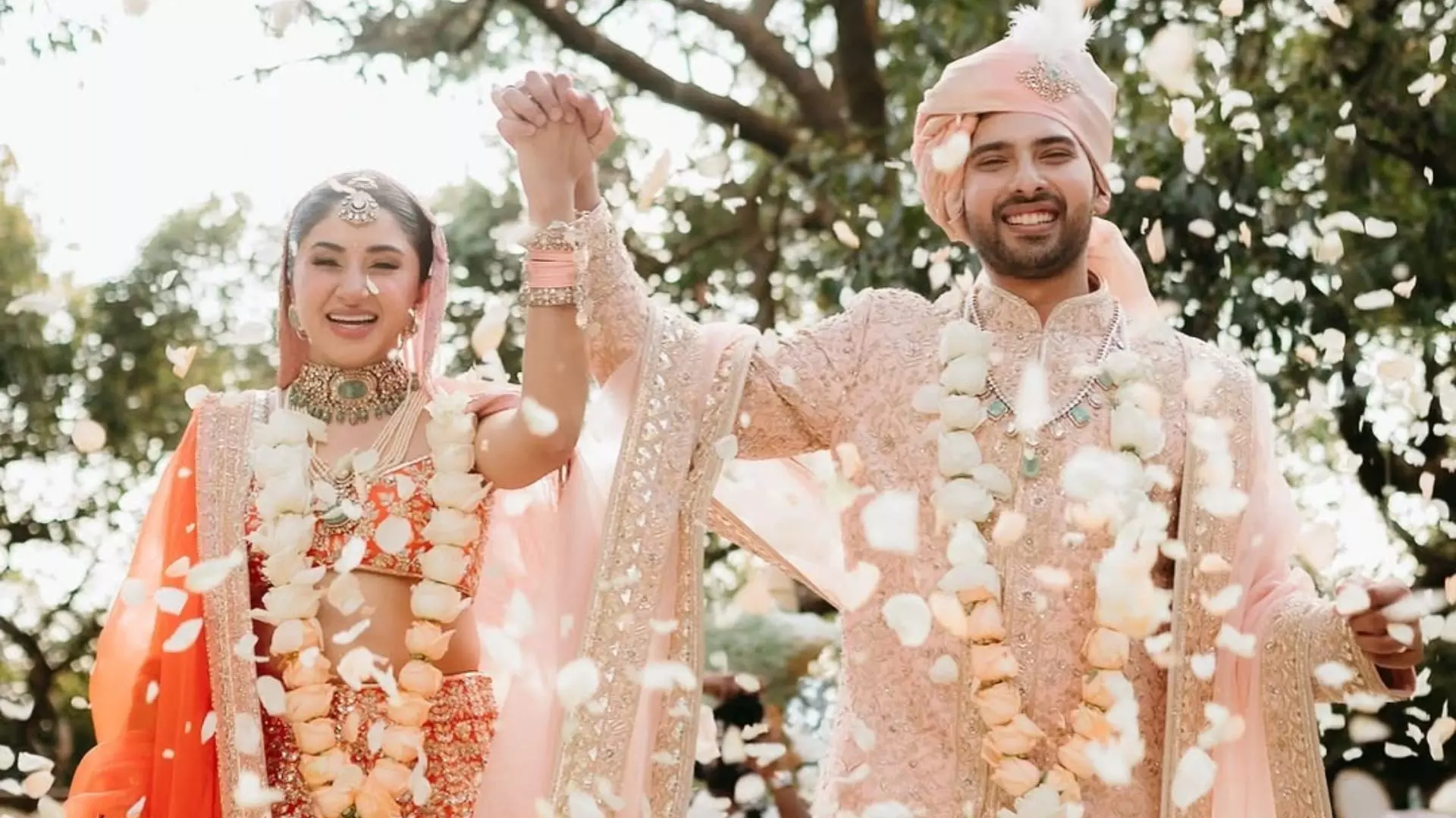 Armaan Malik ने Aashna Shroff संग शेयर की शादी की खूबसूरत तस्वीरें, बॉलीवुड सिंगर को मिल रही है बधाई Armaan Malik ने Aashna Shroff संग शेयर की शादी की खूबसूरत तस्वीरें, बॉलीवुड सिंगर को मिल रही है बधाई