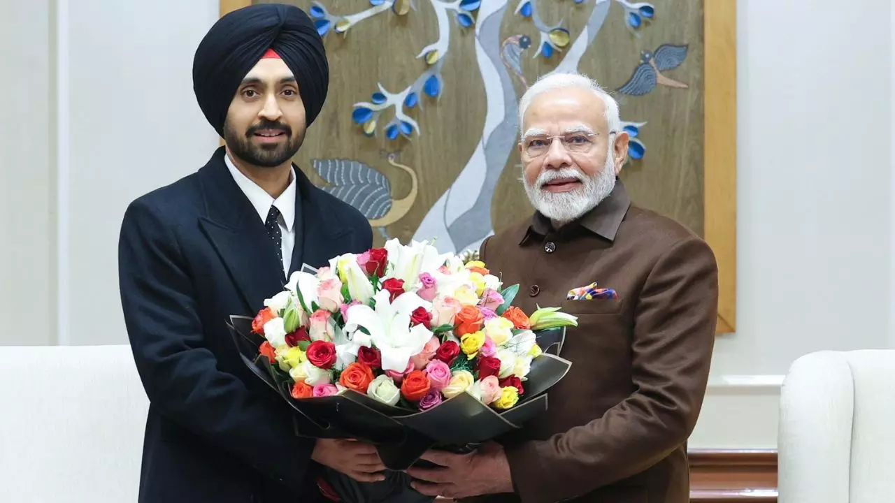 Diljit Dosanjh ने गुनगुनाया गाना, तो मेज को तबले की तरह बजाते हुए PM Modi ने मिलाए ताल
