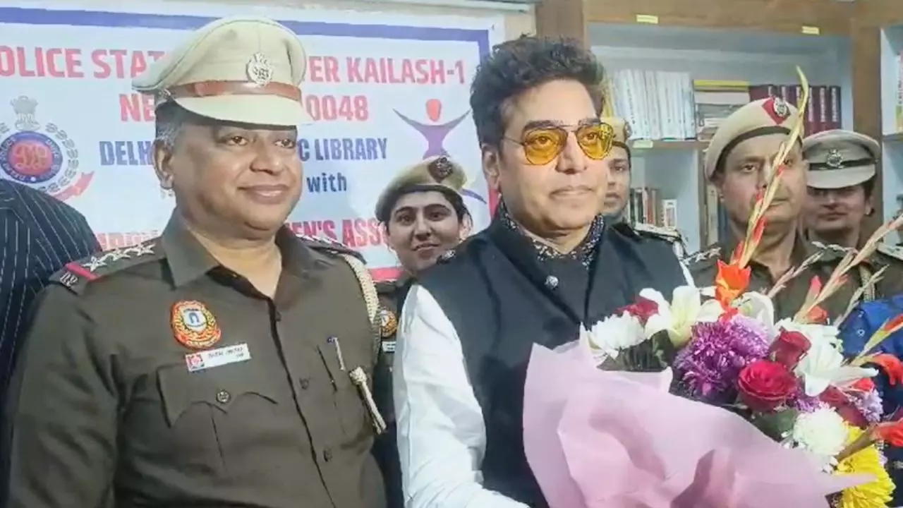 ग्रेटर कैलाश पुलिस स्टेशन में शुरू हुई लाइब्रेरी, गरीब बच्चों को मिलेगी मदद, आशुतोष राणा ने किया दौरा ग्रेटर कैलाश पुलिस स्टेशन में शुरू हुई लाइब्रेरी, गरीब बच्चों को मिलेगी मदद, आशुतोष राणा ने किया दौरा