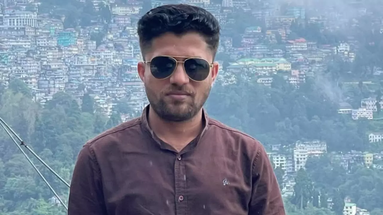 कौन थे पत्रकार मुकेश चंद्राकर? घूसखोरी का पर्दाफाश करते-करते हुआ मर्डर, पानी की टंकी में मिला शव कौन थे पत्रकार मुकेश चंद्राकर? घूसखोरी का पर्दाफाश करते-करते हुआ मर्डर, पानी की टंकी में मिला शव