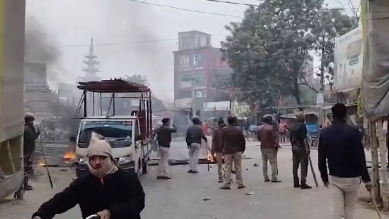 गजब है बिहार! बदमाशों को पकड़ने गई पुलिस तो टूट पड़ी भीड़, पिस्टल छीनने की कोशिश; दारोगा सहित कई घायल गजब है बिहार! बदमाशों को पकड़ने गई पुलिस तो टूट पड़ी भीड़, पिस्टल छीनने की कोशिश; दारोगा सहित कई घायल