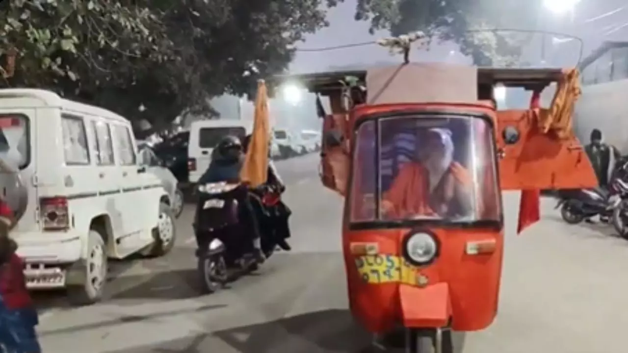 न गाड़ी न ट्रेन, E-रिक्शा से प्रयागराज कुंभ मेले में पहुंचे बाबा; सोने का भी है खास इंतजाम न गाड़ी न ट्रेन, E-रिक्शा से प्रयागराज कुंभ मेले में पहुंचे बाबा; सोने का भी है खास इंतजाम