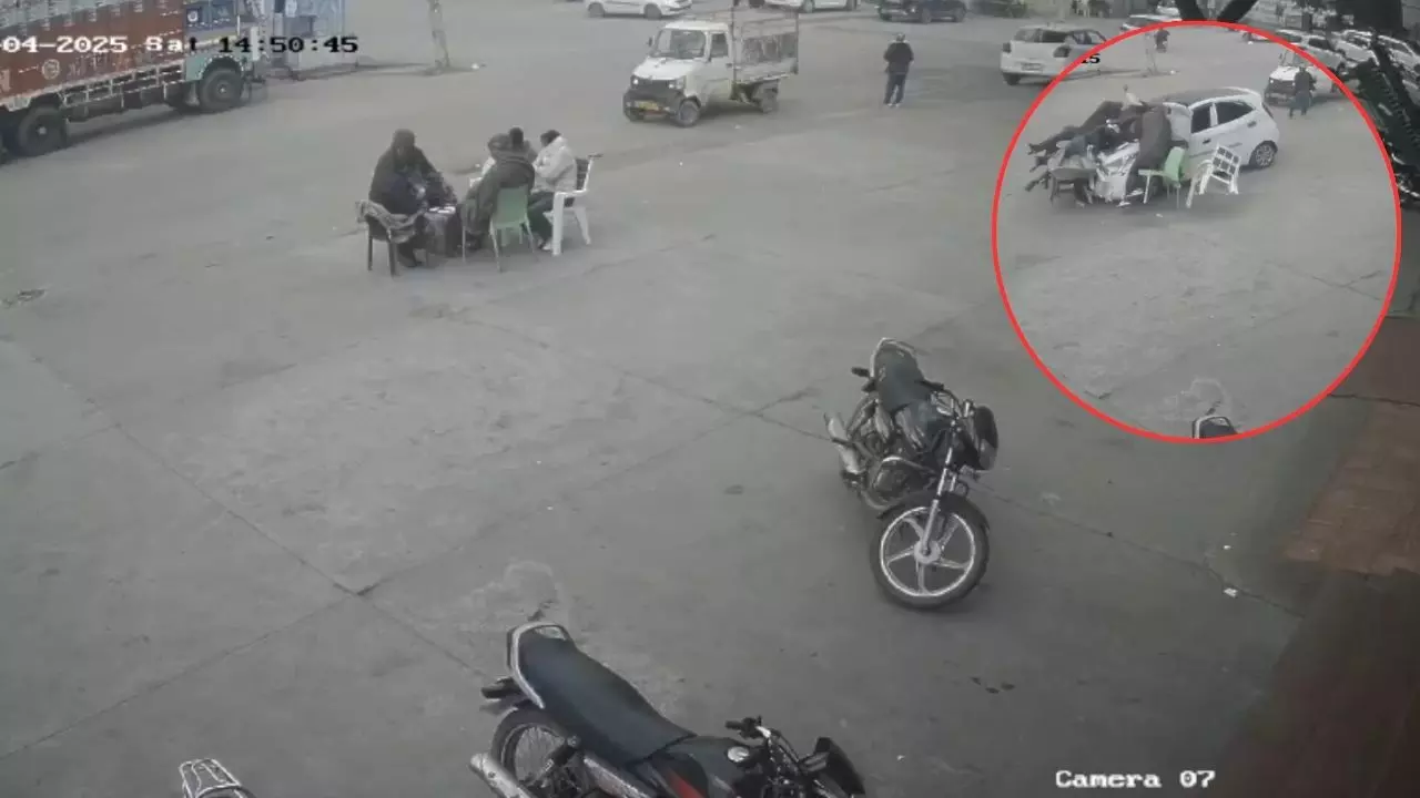 कार चलाना सीख रहा था युवक, ब्रेक की जगह दबा दिया एक्सेलरेटर; पांच लोग हादसे का शिकार, Video वायरल कार चलाना सीख रहा था युवक, ब्रेक की जगह दबा दिया एक्सेलरेटर; पांच लोग हादसे का शिकार, Video वायरल