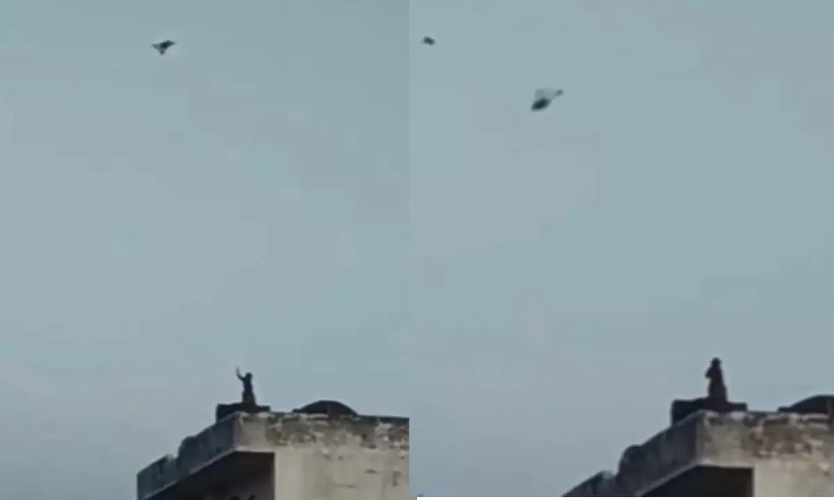 सोशल मीडिया पर वायरल हुआ बंदर का पतंग उड़ाने का मजेदार VIDEO, यूजर्स बोले- ये बनारस है गुरु... सोशल मीडिया पर वायरल हुआ बंदर का पतंग उड़ाने का मजेदार VIDEO, यूजर्स बोले- ये बनारस है गुरु...