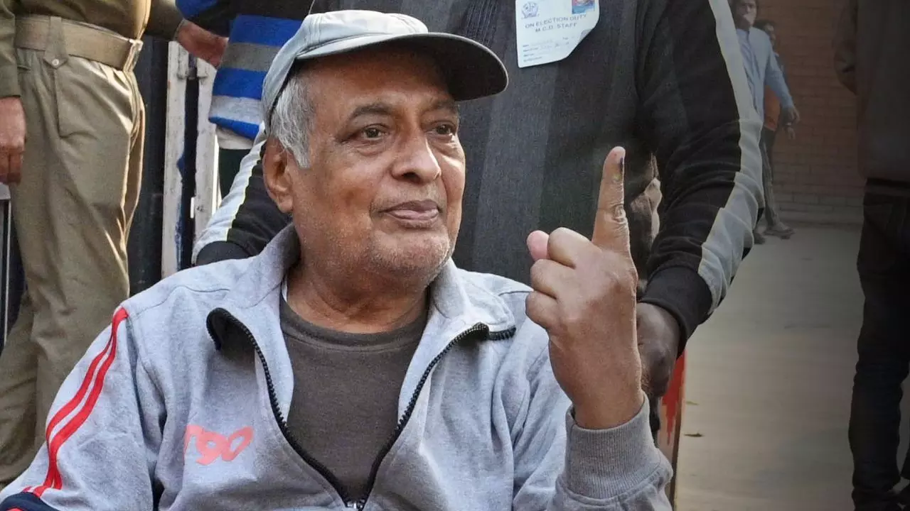 दिल्ली में कौन कर सकता है घर से वोटिंग, इसे लेकर क्या है प्रोसेस?