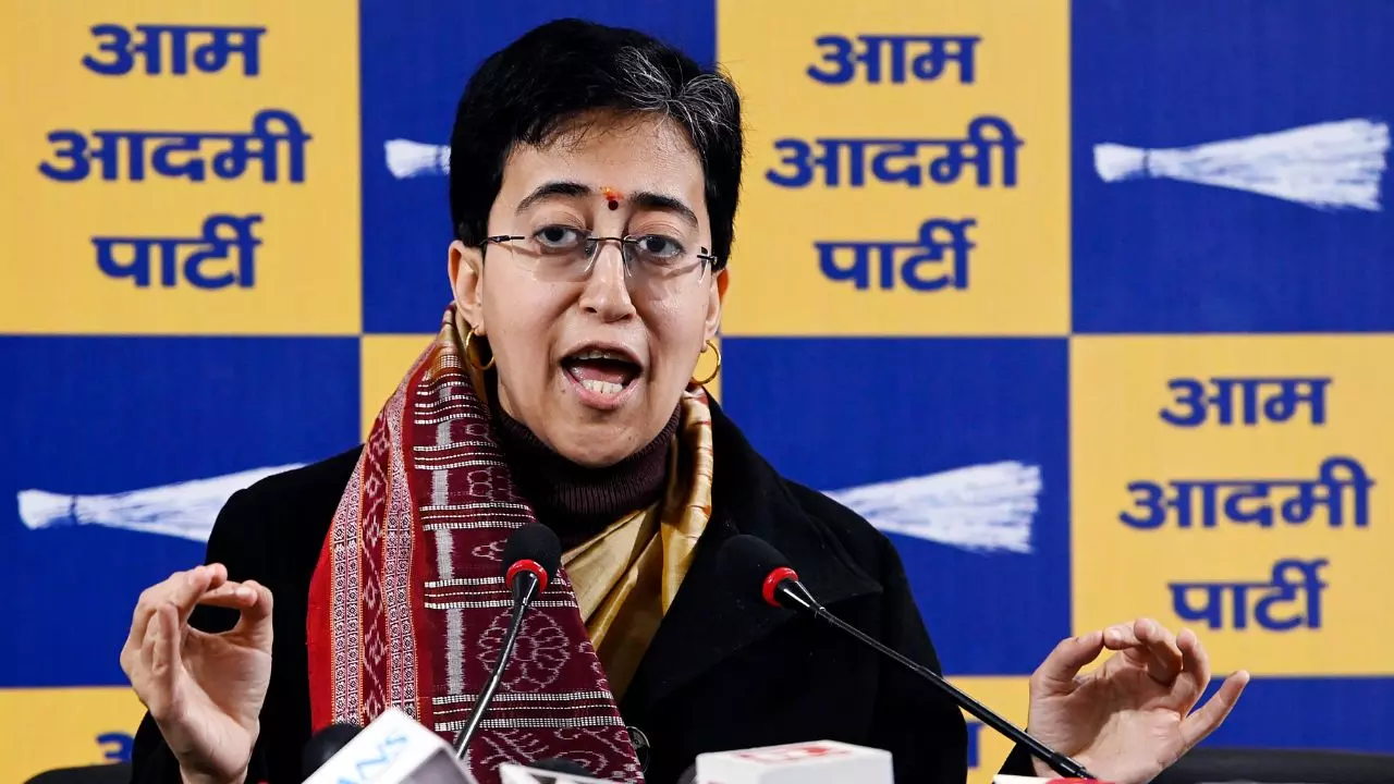 कौन हैं CM आतिशी के पिता? जिन्हें लेकर दिल्ली चुनाव से पहले चल रही सियासी रार