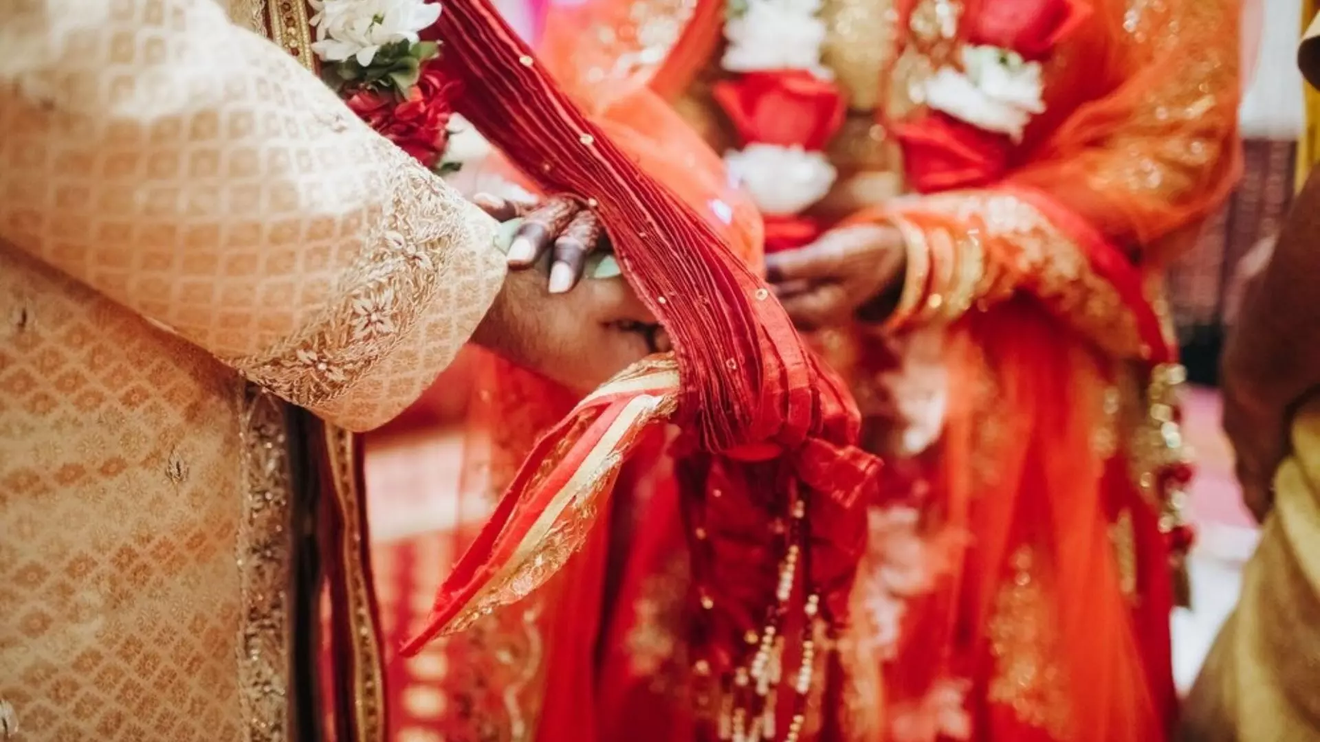 मंदिर गई थी सास, 20 लाख के गहने और बच्चों को लेकर प्रेमी संग फरार हुई बहु मंदिर गई थी सास, 20 लाख के गहने और बच्चों को लेकर प्रेमी संग फरार हुई बहु