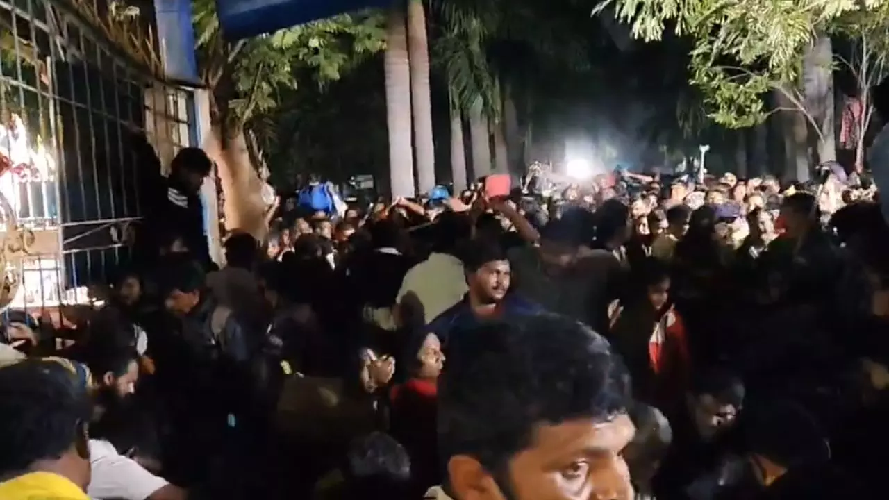 लंबी कतारों और भारी भीड़ के बीच तिरुपति में भगदड़, अब तक 6 की मौत; देखें हादसे के 5 वीडियो लंबी कतारों और भारी भीड़ के बीच तिरुपति में भगदड़, अब तक 6 की मौत; देखें हादसे के 5 वीडियो