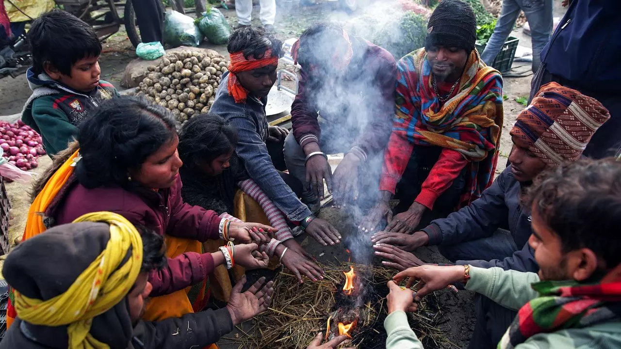 दिल्ली-NCR में सर्दी का सितम! पहाड़ों से मैदानी इलाकों तक कंपकंपाती ठंड से परेशान लोग दिल्ली-NCR में सर्दी का सितम! पहाड़ों से मैदानी इलाकों तक कंपकंपाती ठंड से परेशान लोग