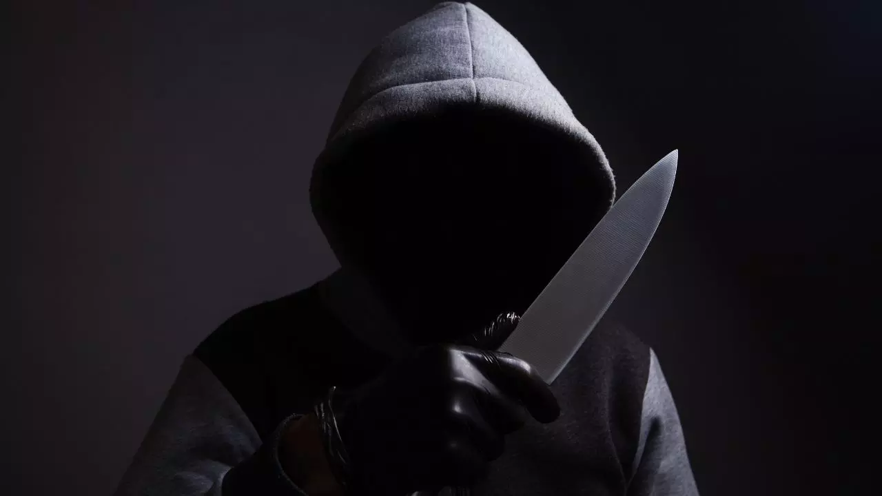 पत्नी, बेटी और भतीजी को उतारा मौत के घाट, फिर खून से सना चाकू लेकर पुलिस स्टेशन पहुंच गया शख्स पत्नी, बेटी और भतीजी को उतारा मौत के घाट, फिर खून से सना चाकू लेकर पुलिस स्टेशन पहुंच गया शख्स
