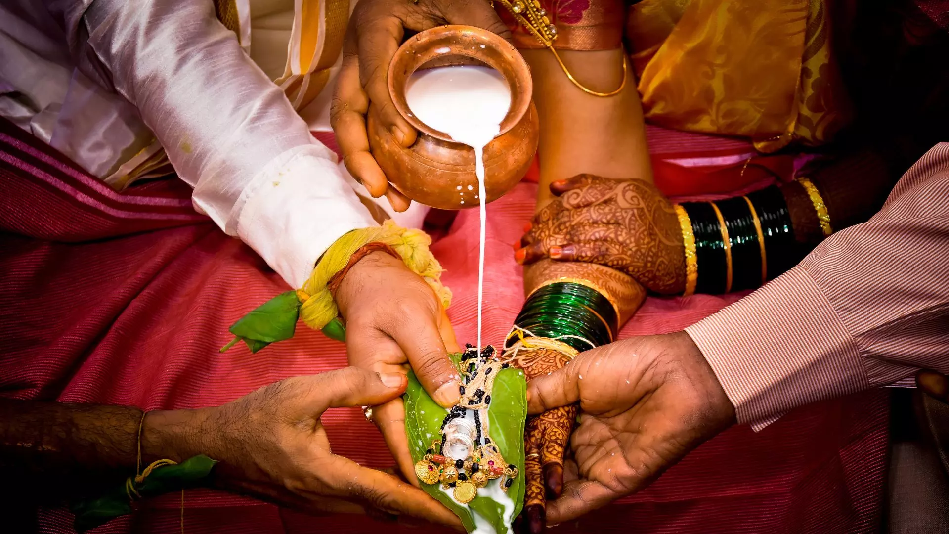 पिता ने लूटी बेटे की खुशियां, शादी से चंद दिन पहले बहु से ही कर ली शादी, पीड़ित युवक बन गया साधु पिता ने लूटी बेटे की खुशियां, शादी से चंद दिन पहले बहु से ही कर ली शादी, पीड़ित युवक बन गया साधु