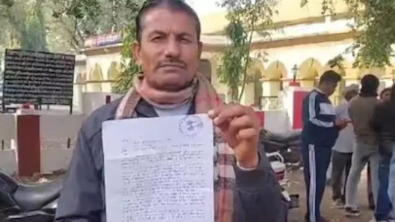 पैदल चल रहे शख्स से पुलिस ने पूछा हेलमेट कहां है?  फिर बाइक पर बैठाकर काट दिया चालान