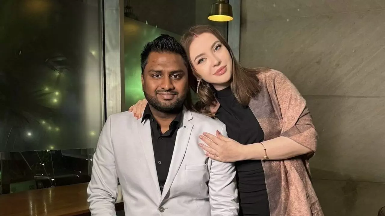 उदयपुर में रशियन महिला को देख युवक ने किया ऐसा कमेंट, सोशल मीडिया पर इन कॉमेडियन्स की हो रही आलोचना