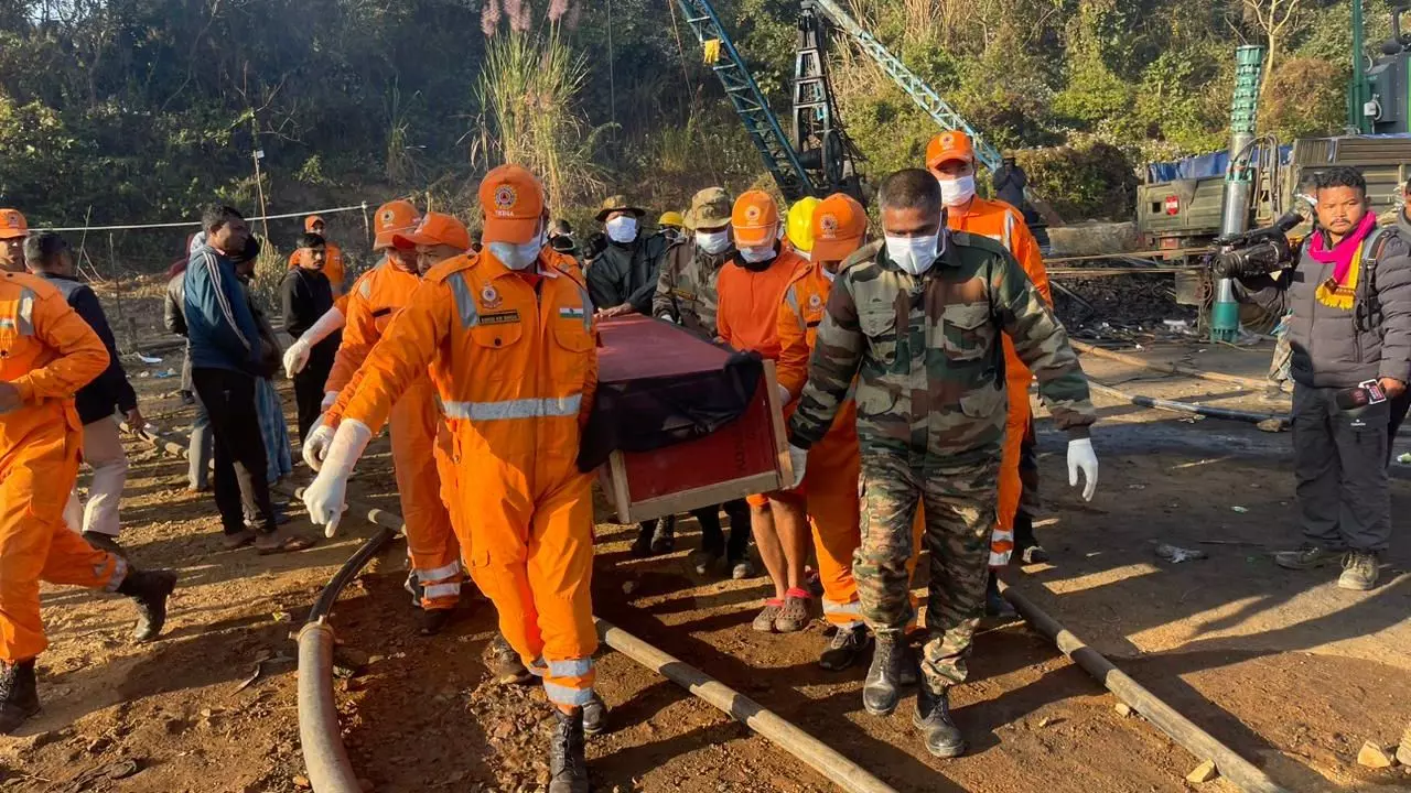 असम में कोयला खदान के अंदर से निकाले गए चार शव, खादान में रेस्क्यू जारी असम में कोयला खदान के अंदर से निकाले गए चार शव, खादान में रेस्क्यू जारी
