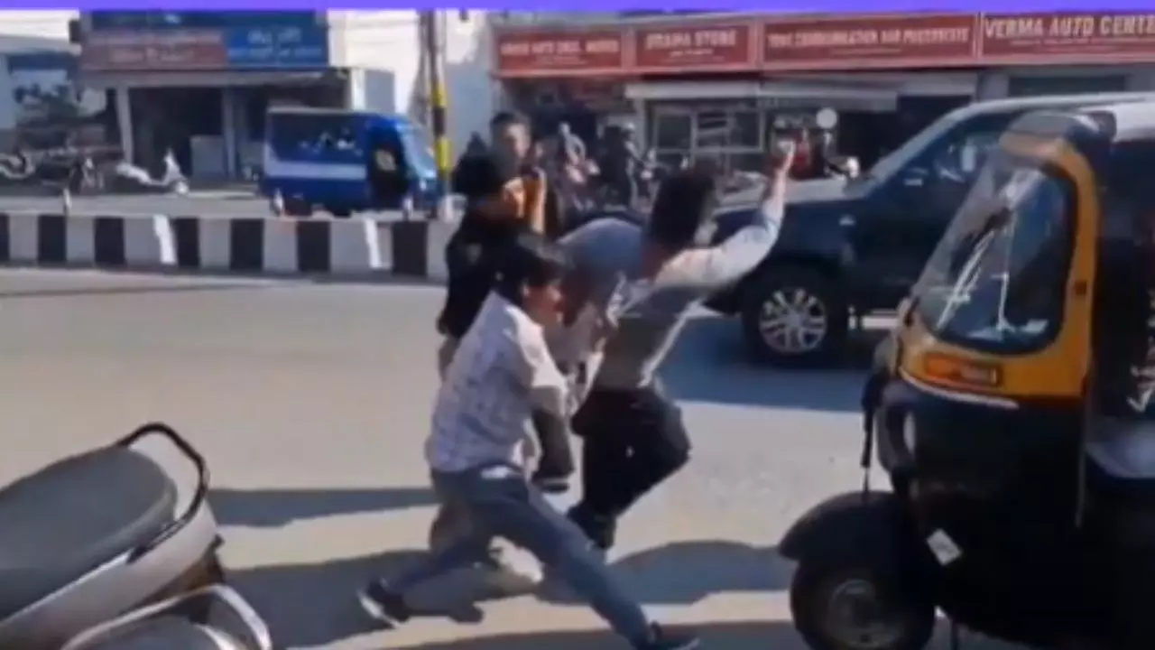 ऑटो की हुई थी बाइक से टक्कर, कर डाली जमकर पिटाई; Viral वीडियो पर पुलिस ने लिया एक्शन ऑटो की हुई थी बाइक से टक्कर, कर डाली जमकर पिटाई; Viral वीडियो पर पुलिस ने लिया एक्शन
