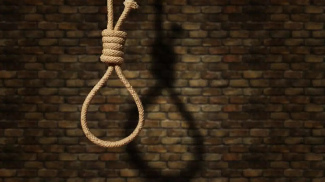 पिता ने नहीं दिलाया स्मार्टफोन तो फंदे से लटक गया युवक, बेटे का शव देख पिता ने भी लगाया मौत को गले