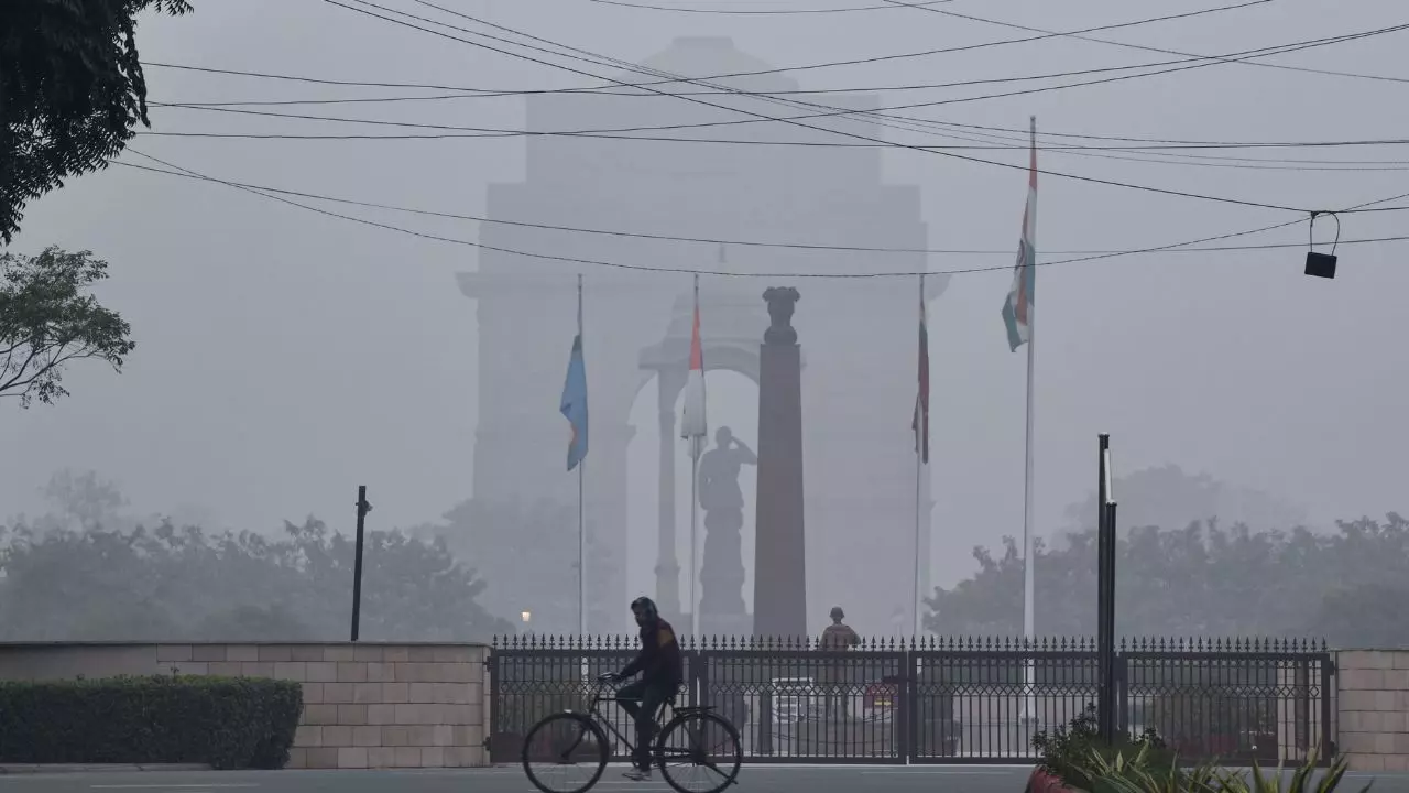 कंपकंपाती ठंड में बारिश बनेगी मुसीबत, दिल्ली-NCR में कल कैसा रहेगा मौसम?