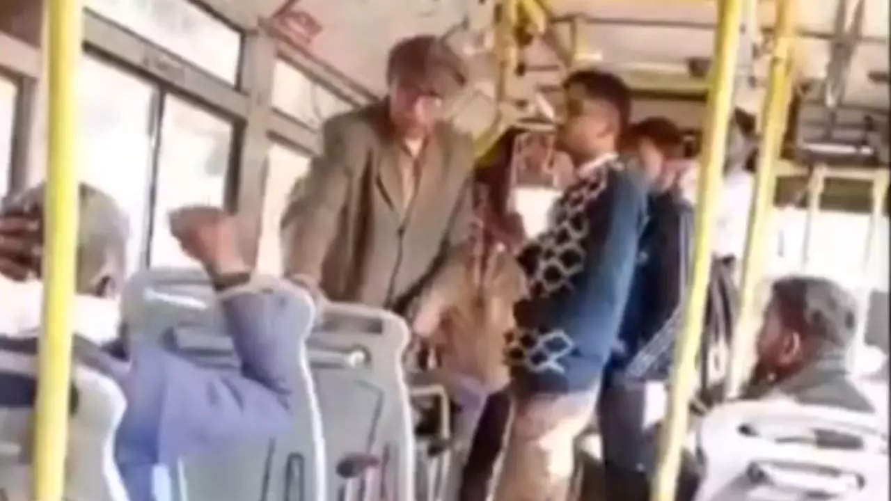 10 रुपये किराये के लिए बस कंडक्टर और रिटायर्ड IAS अधिकारी बीच चले लात घूसे, Video Viral