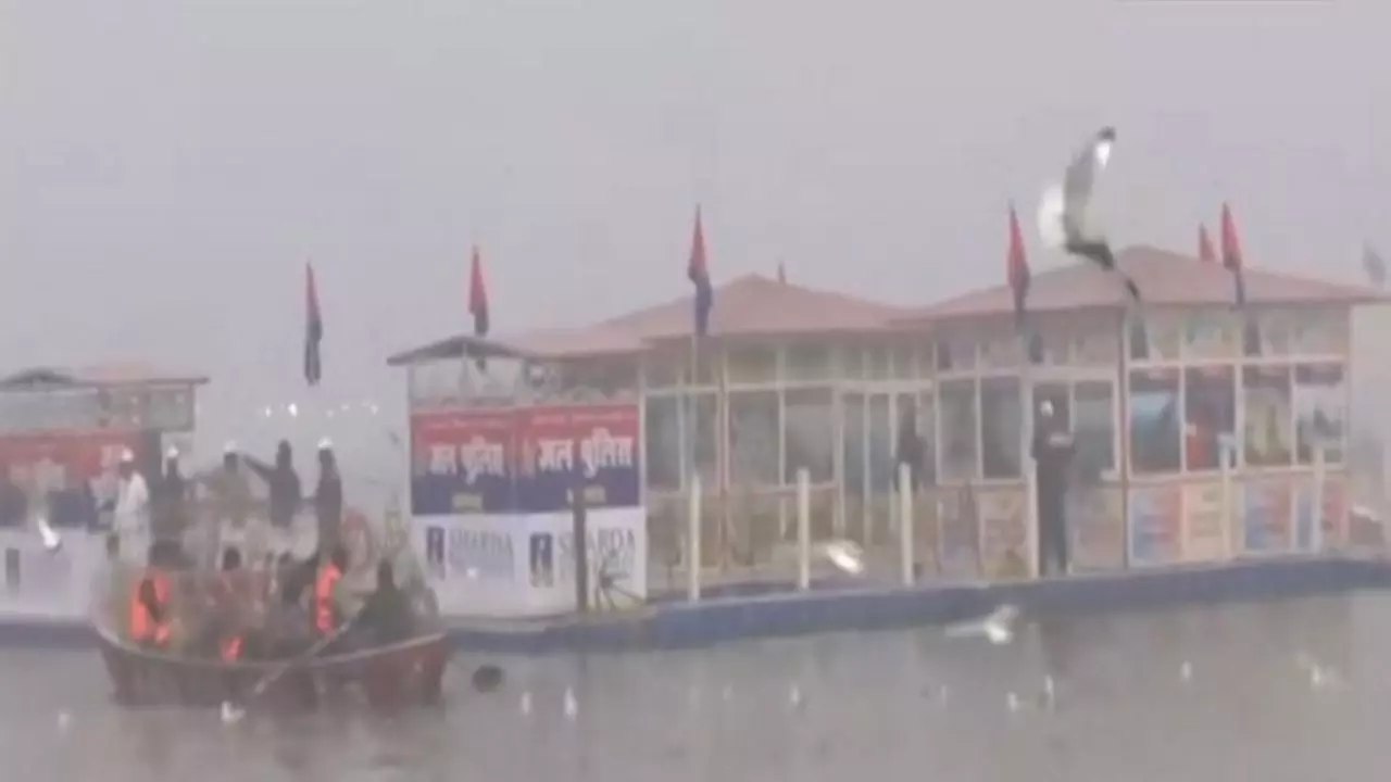 महाकुंभ के बीच संगम में जल पुलिस की चौकी! सुरक्षा में सेंध लगाने का कोई सवाल ही नहीं | VIDEO