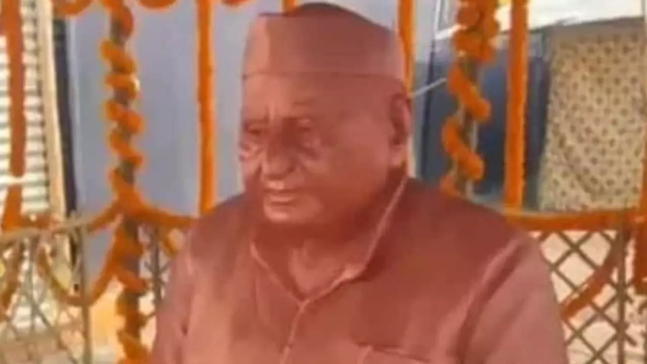 हिंदू विरोधी नेता की..., महाकुंभ में मुलायम सिंह की मूर्ति पर बवाल; क्यों भड़का संत समाज?