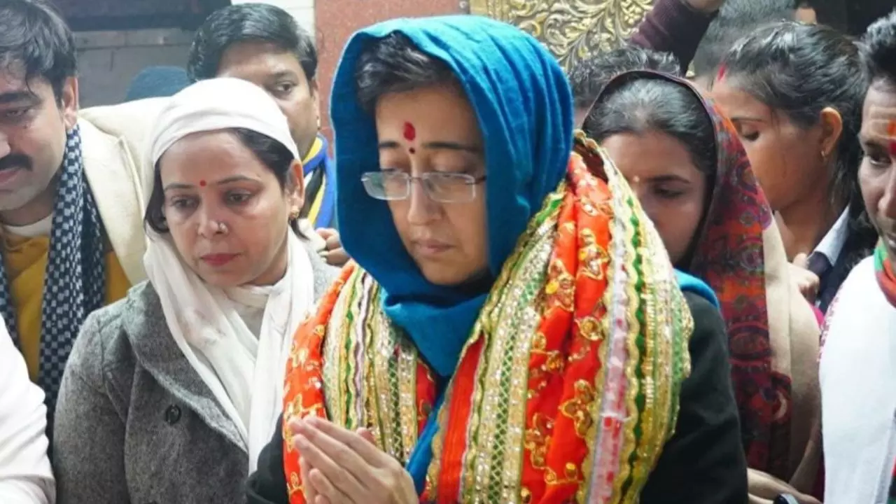 कालका माई के आशीर्वाद से... नॉमिनेशन से पहले CM आतिशी ने किए दर्शन, LG और BJP पर उतारा गुस्सा | VIDEO कालका माई के आशीर्वाद से... नॉमिनेशन से पहले CM आतिशी ने किए दर्शन, LG और BJP पर उतारा गुस्सा | VIDEO