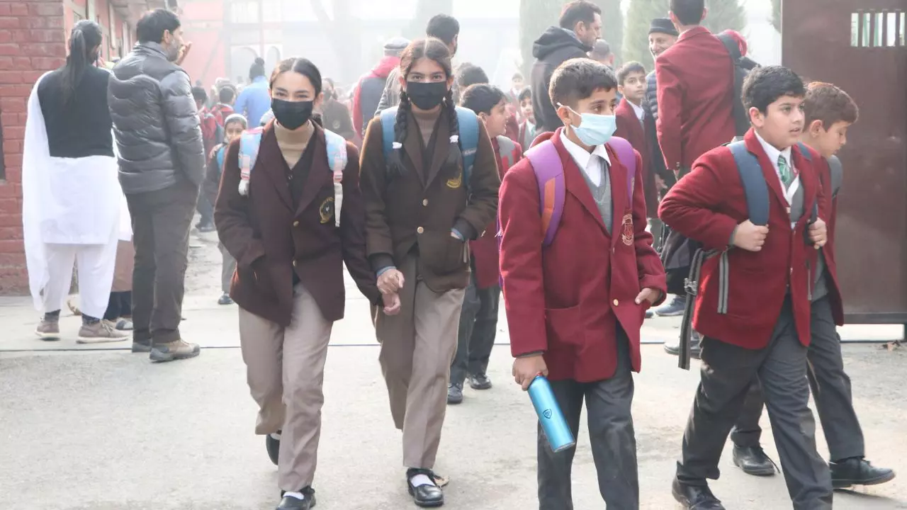 बदल गई छुट्टियों की तारीख, अब इस दिन से खुलेंगे स्कूल; पढ़ें अपडेटेड लिस्ट